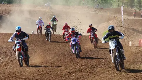 Akdeniz Offroad Park'ta motokros yarışında atlayan sporcu ve toz bulutu