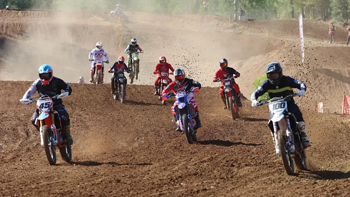 Akdeniz Offroad Park'ta motokros yarışında atlayan sporcu ve toz bulutu