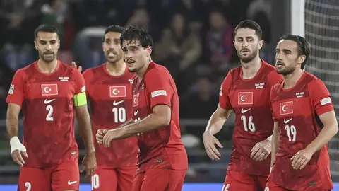 A Milli Takım futbolcuları sahada, Türkiye formasında