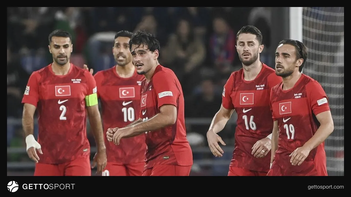 A Milli Takım futbolcuları sahada, Türkiye formasında