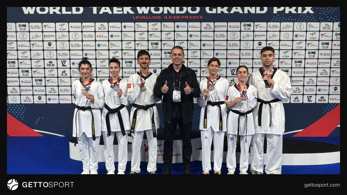 Türkiye para tekvando takımının madalya seremonisinden bir kare