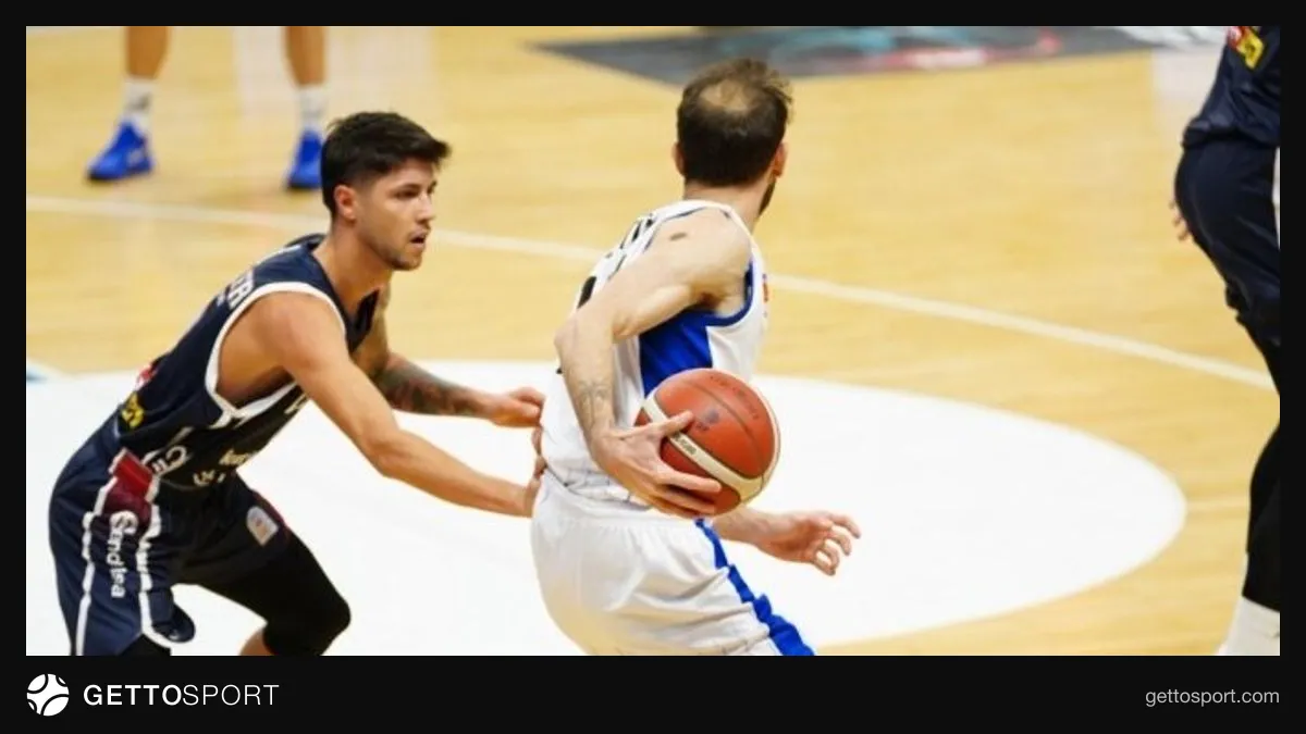 Potaya smaç yapan basketbolcu ve maç skoru panosu