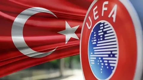 Trabzonspor oyuncuları UEFA Konferans Ligi maçında sevinç yaşarken