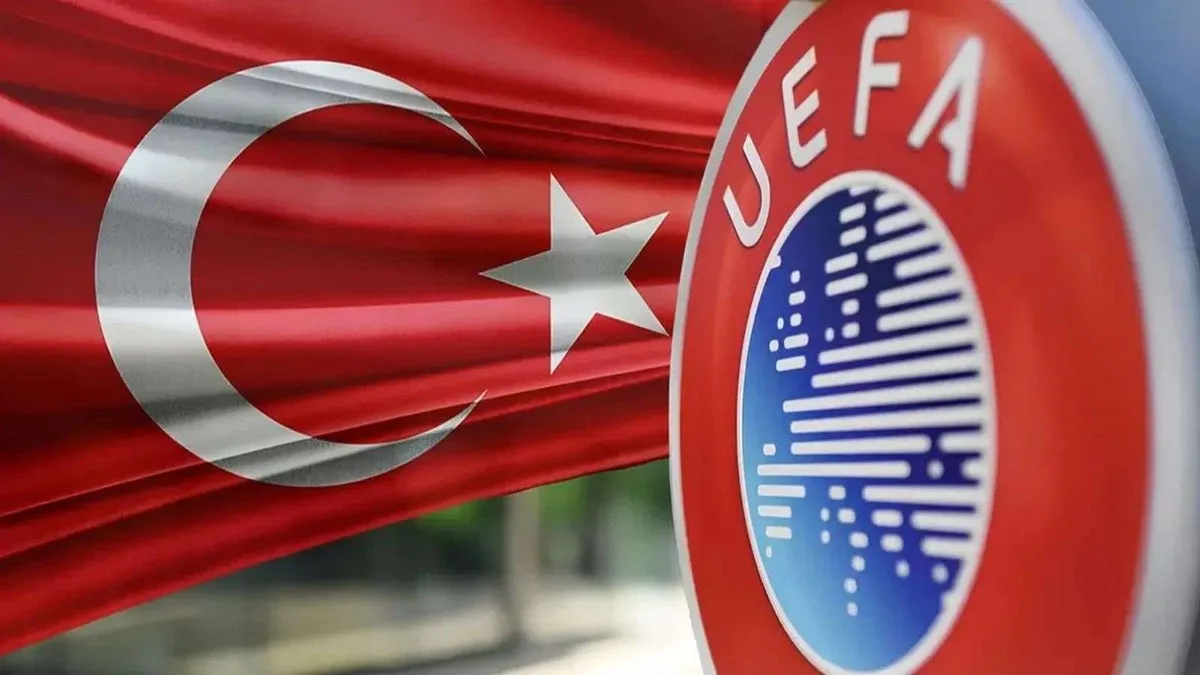Trabzonspor oyuncuları UEFA Konferans Ligi maçında sevinç yaşarken