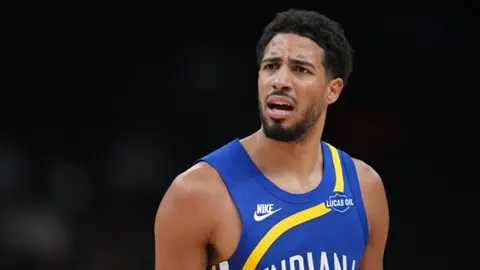 Tyrese Haliburton maçta top sürerken