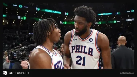 Tyrese Maxey konuşurken, arkada Joel Embiid ile 76ers antrenmanı