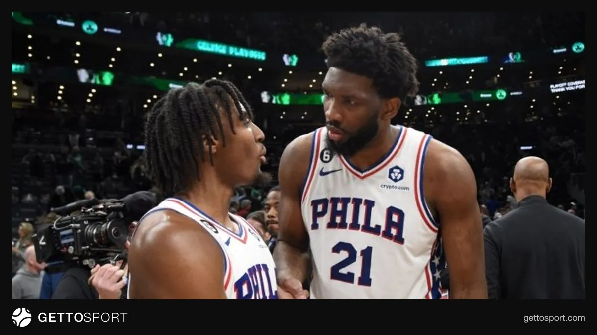 Tyrese Maxey konuşurken, arkada Joel Embiid ile 76ers antrenmanı