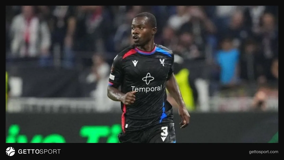 Tyrick Mitchell basın toplantısında konuşurken