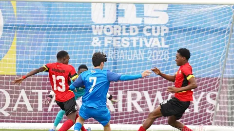 U-15 dünya çempionatı zamanı meydanda olan uşaqlar və azarkeşlər