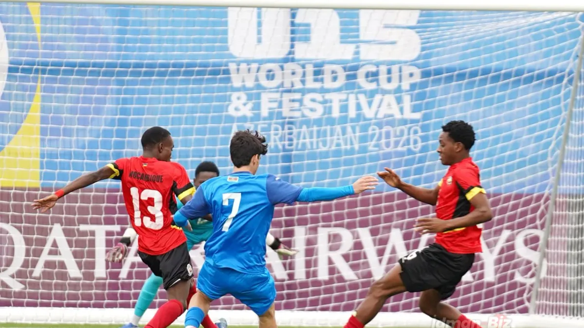 U-15 dünya çempionatı zamanı meydanda olan uşaqlar və azarkeşlər