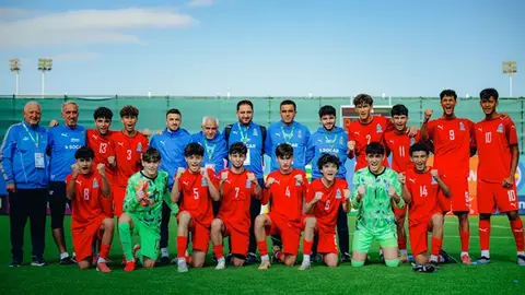stadion və uşaq futbolçular U-15 turnirinin matçında