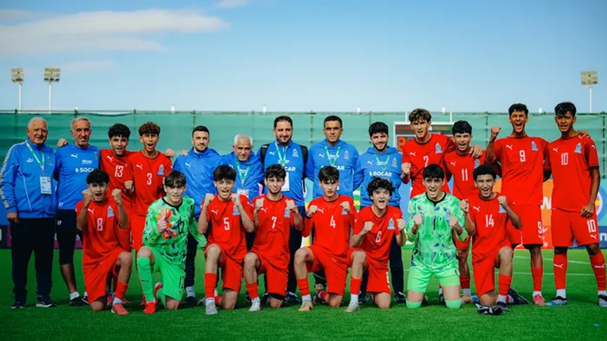 stadion və uşaq futbolçular U-15 turnirinin matçında