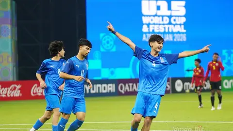 U-15 millinin futbolçuları qələbə qeyd edirlər