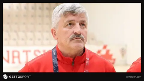 U-19 futzal millisinin məşqində futbolçular və baş məşqçi İlqar Aslanov