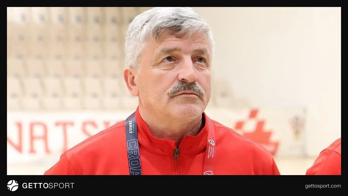 U-19 futzal millisinin məşqində futbolçular və baş məşqçi İlqar Aslanov