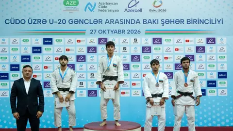 Cüdo yarışında medallarla podium və medal alan gənc cüdoçular