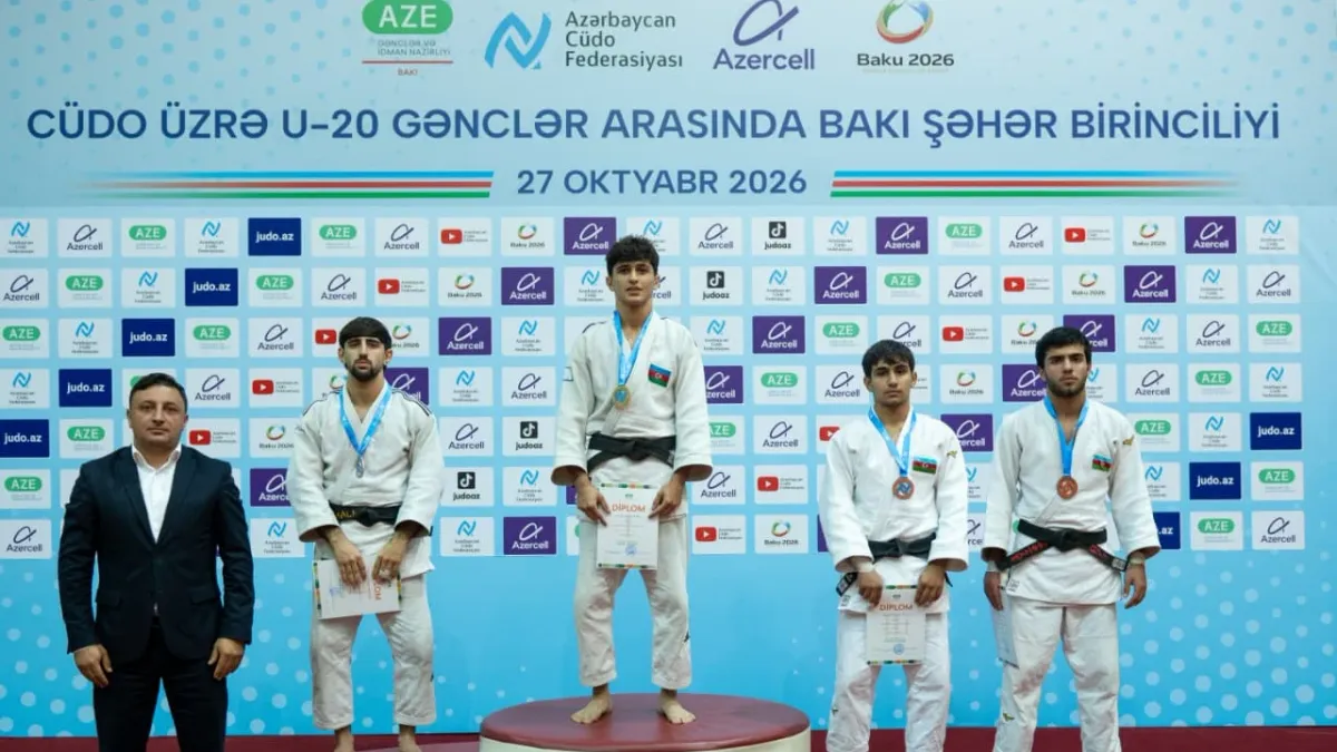 Cüdo yarışında medallarla podium və medal alan gənc cüdoçular