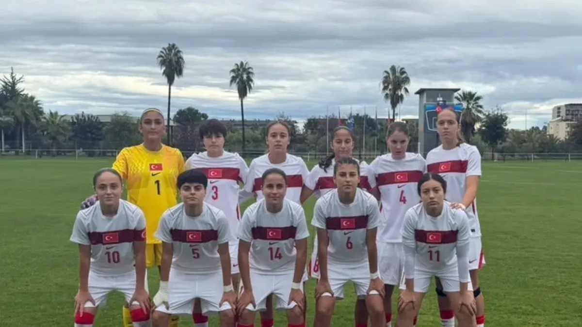 U17 Kız Milli Takımı oyuncuları maç sırasında topa hamle yapıyor