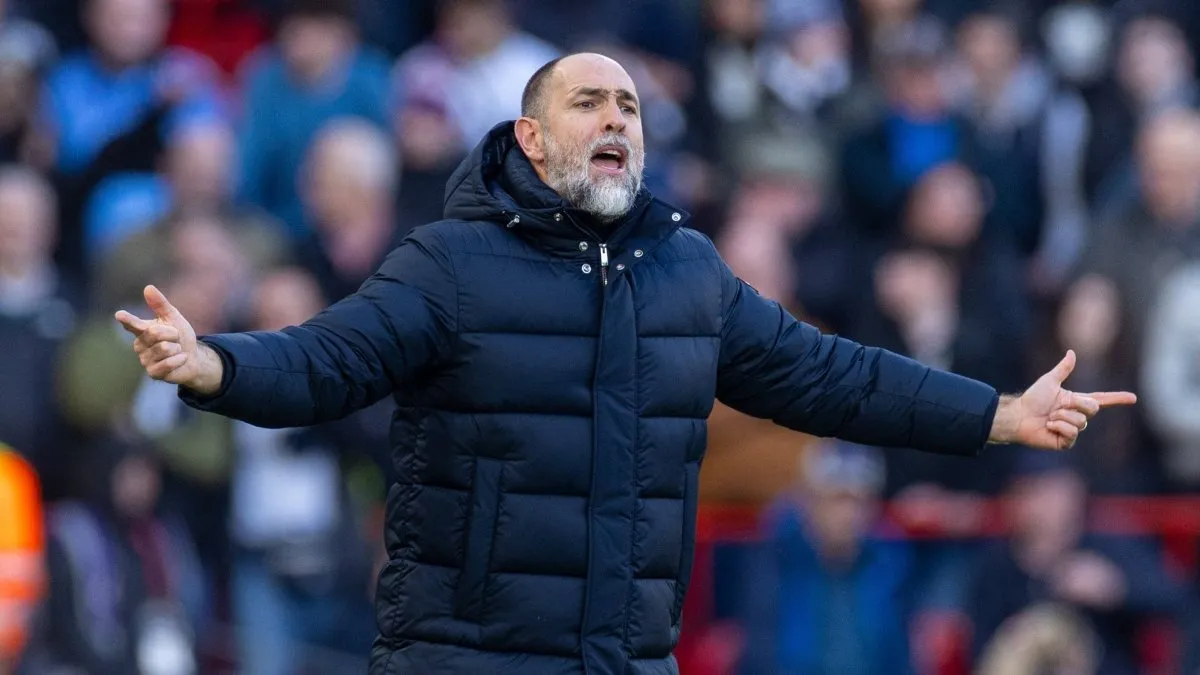 Udinese teknik direktörü Kosta Runjaic maç sırasında kenarda düşünürken
