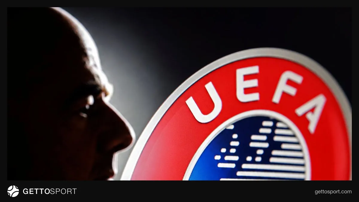 UEFA loqosu və futbol hakimləri meydanda müzakirə aparır