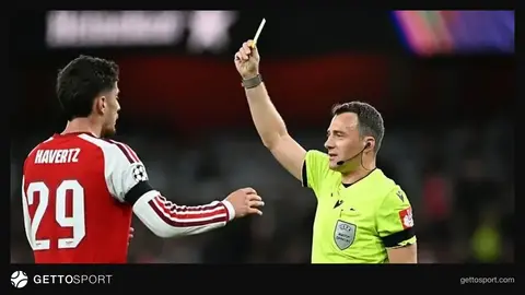 Futbolçu sarı vərəqə alarkən hakimin jesti