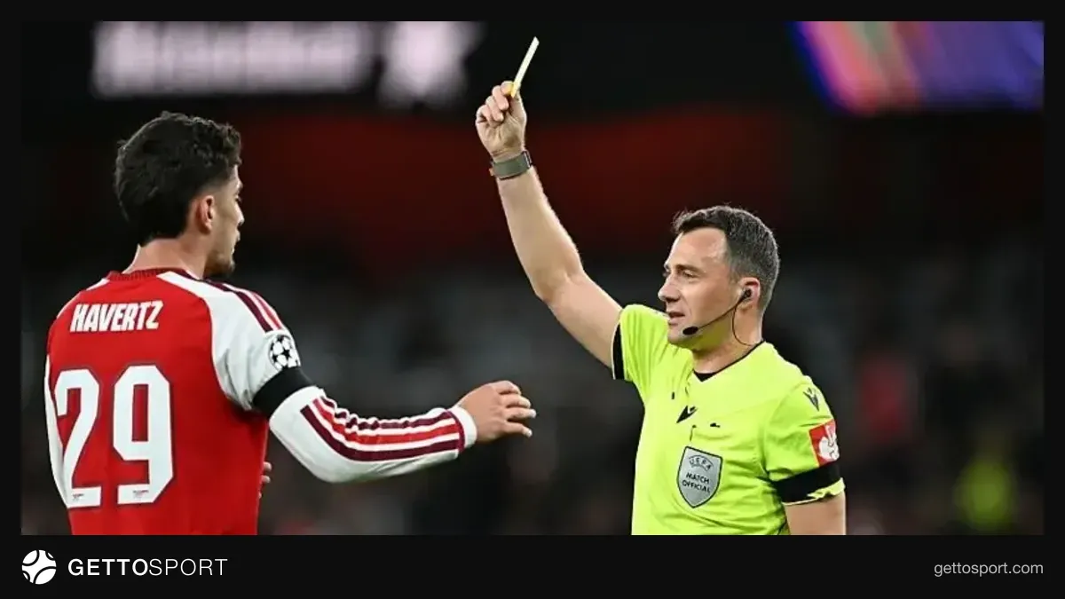 Futbolçu sarı vərəqə alarkən hakimin jesti