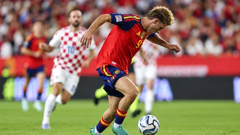 Millətlər Liqası loqosu və futbol topu, meydançada oyun görüntüsü