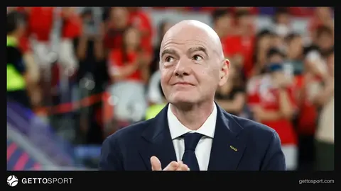 Berlində UEFA toplantısında mikrofon və bannerlər fonunda masada oturan nümayəndələr