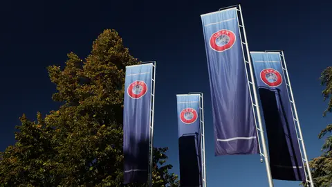 UEFA Stadyum ve Güvenlik Komitesi'nin Nyon'daki toplantısından yetkililerin konuştuğu anın fotoğrafı