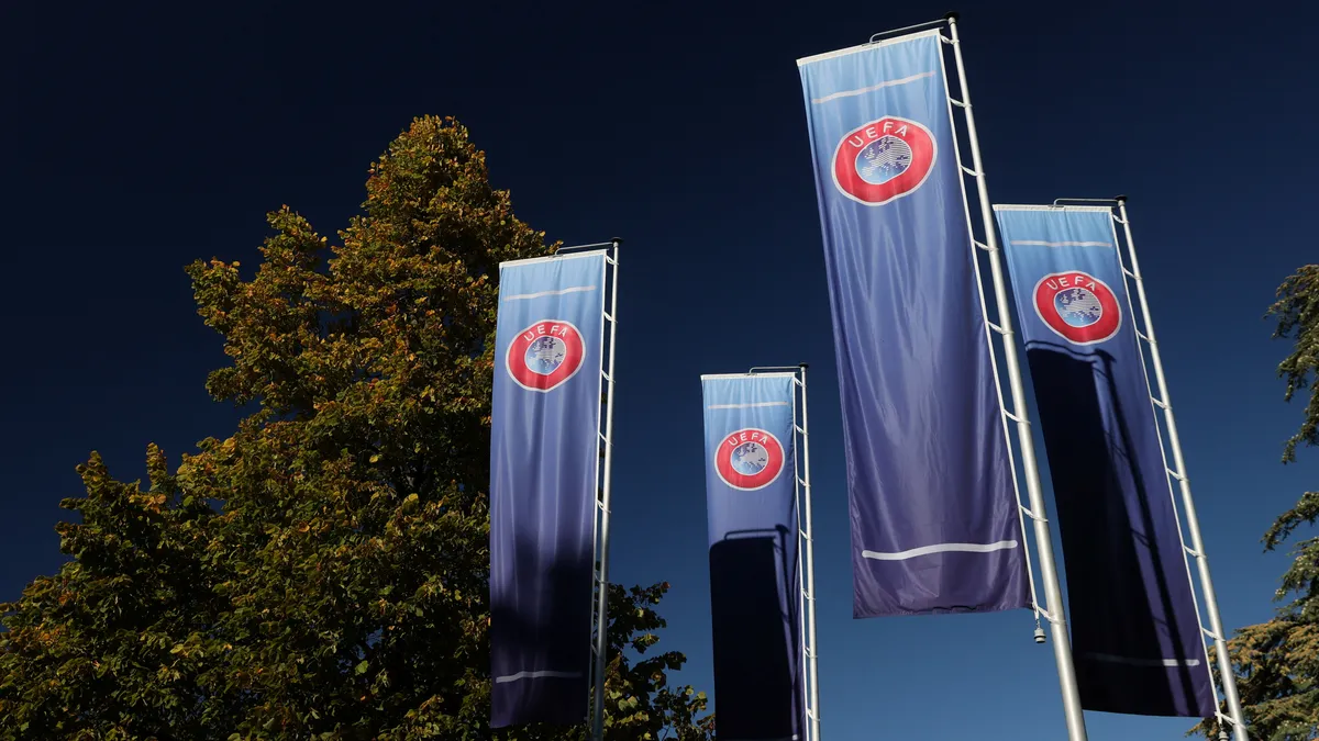 UEFA Stadyum ve Güvenlik Komitesi'nin Nyon'daki toplantısından yetkililerin konuştuğu anın fotoğrafı