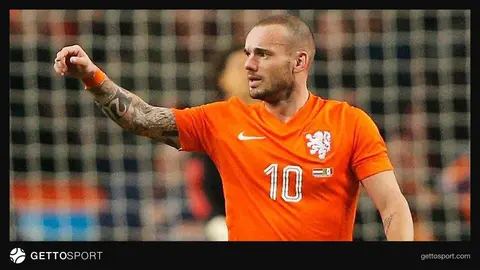 Uesli Sneyder jurnalistlər qarşısında danışır