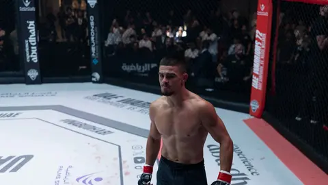 Etihad Arena önündə UFC 333 afişası və döyüşçülərin siluetləri
