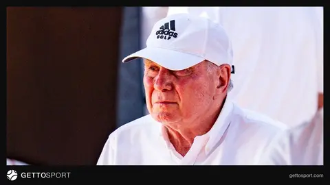 Uli Hoeness basın toplantısında mikrofon başında konuşurken