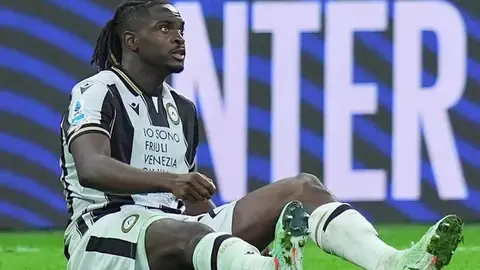 Umar Sole Udineze forması ilə meydanda, müdafiədə hərəkət zamanı