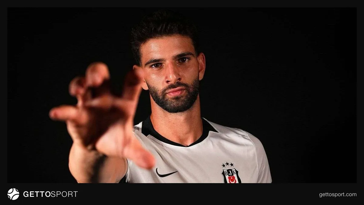 Ümit Akdağ Beşiktaş formasıyla saha kenarında ısınırken
