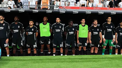 Beşiktaş formasıyla Ümit Akdağ saha kenarında tedavi edilirken
