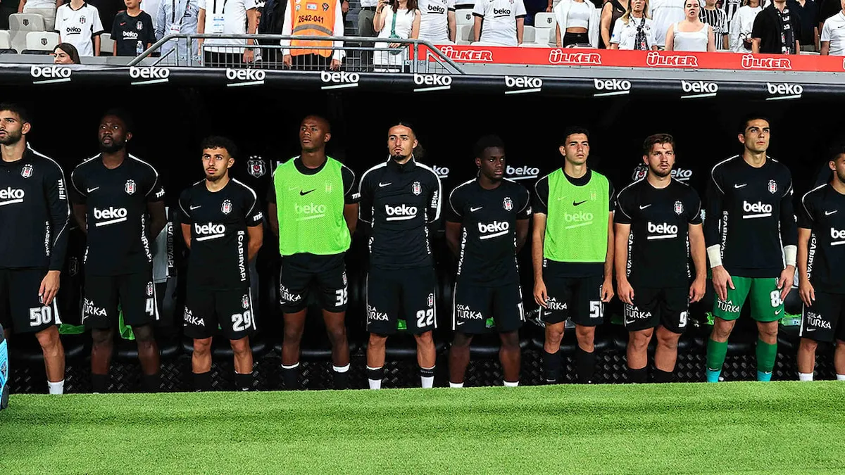 Beşiktaş formasıyla Ümit Akdağ saha kenarında tedavi edilirken