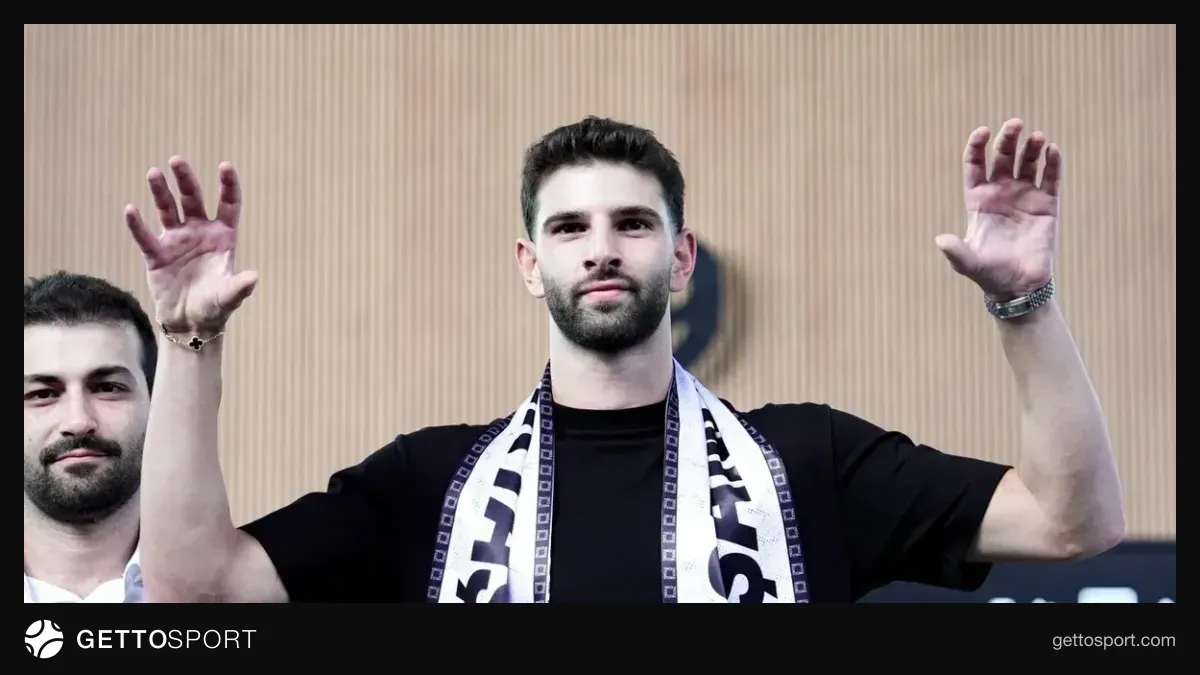 Ümit Akdağ antrenmanda siyah-beyaz formayla top kontrolü yaparken