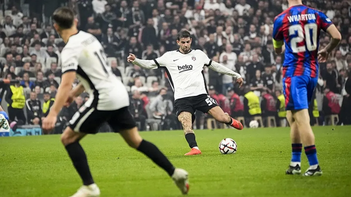 Beşiktaş formasını giymiş Ümit Akdağ saha kenarında tedavi görürken