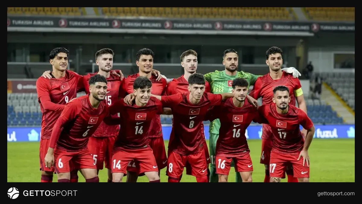 Ümit Milli Takım oyuncuları antrenmanda, UEFA logosu arka planda