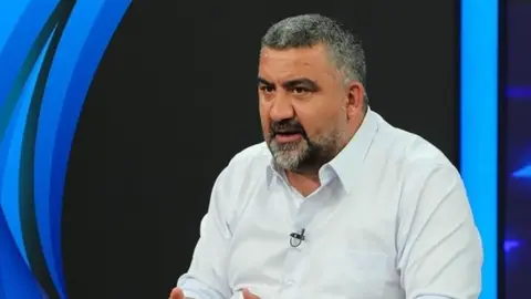 Ümit Özat konuşma yaparken yakın çekim