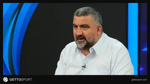 Ümit Özat konuşma yaparken yakın çekim
