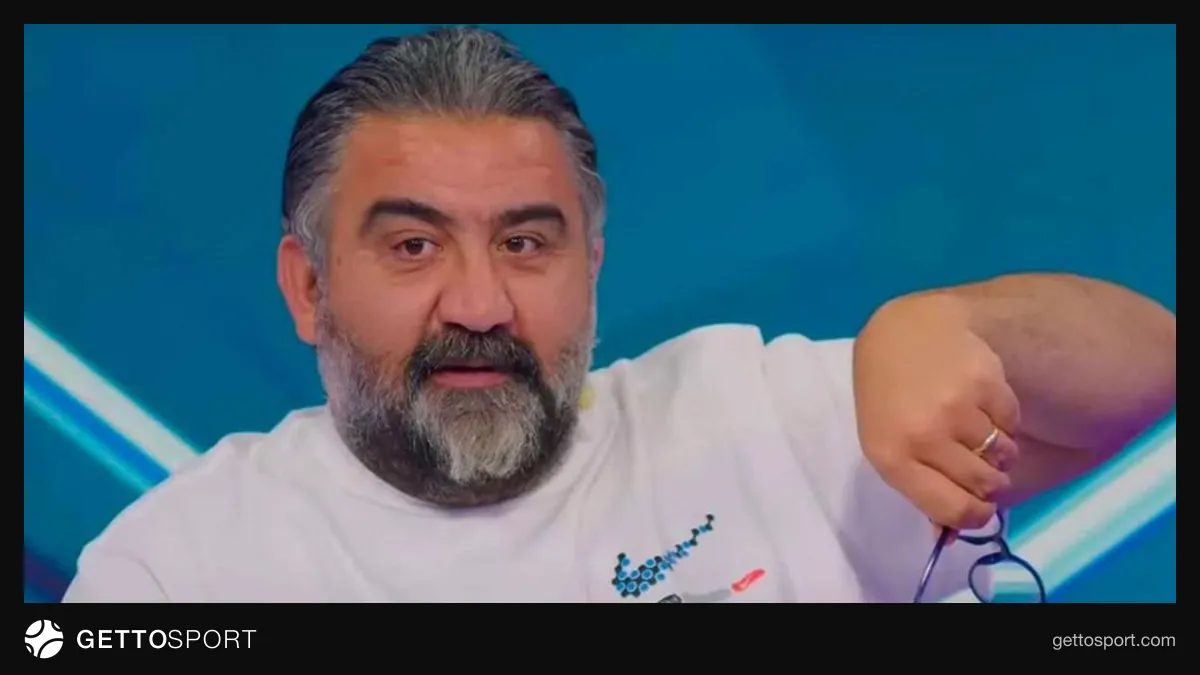 Ümit Özat konuşurken mikrofon önünde profilden fotoğraf