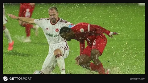 Ümraniye Şehir Stadı'nda yağmur altında duran futbol maçı