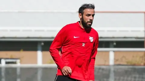 Yağış altında futbol meydançasında dayandırılmış Ümraniyespor–Boluspor oyunu