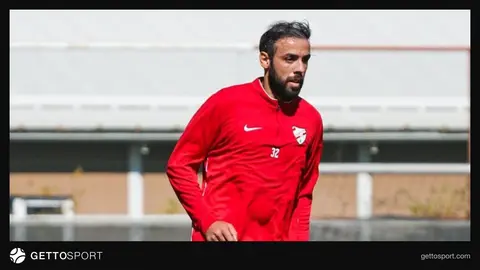 Yağış altında futbol meydançasında dayandırılmış Ümraniyespor–Boluspor oyunu