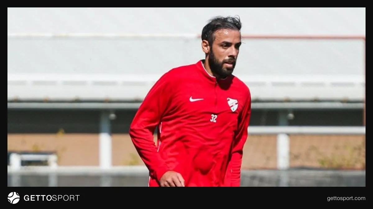 Yağış altında futbol meydançasında dayandırılmış Ümraniyespor–Boluspor oyunu