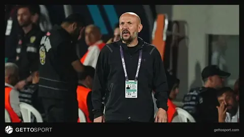 Ümraniyespor arması ve boş bir futbol sahası