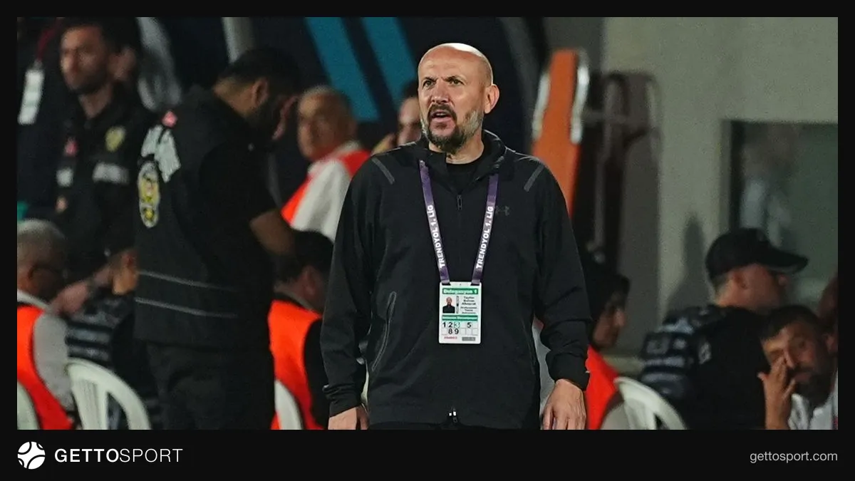 Ümraniyespor arması ve boş bir futbol sahası