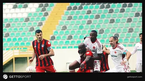 Ümraniyespor oyuncuları Van Spor FK maçında sevinç yaşarken